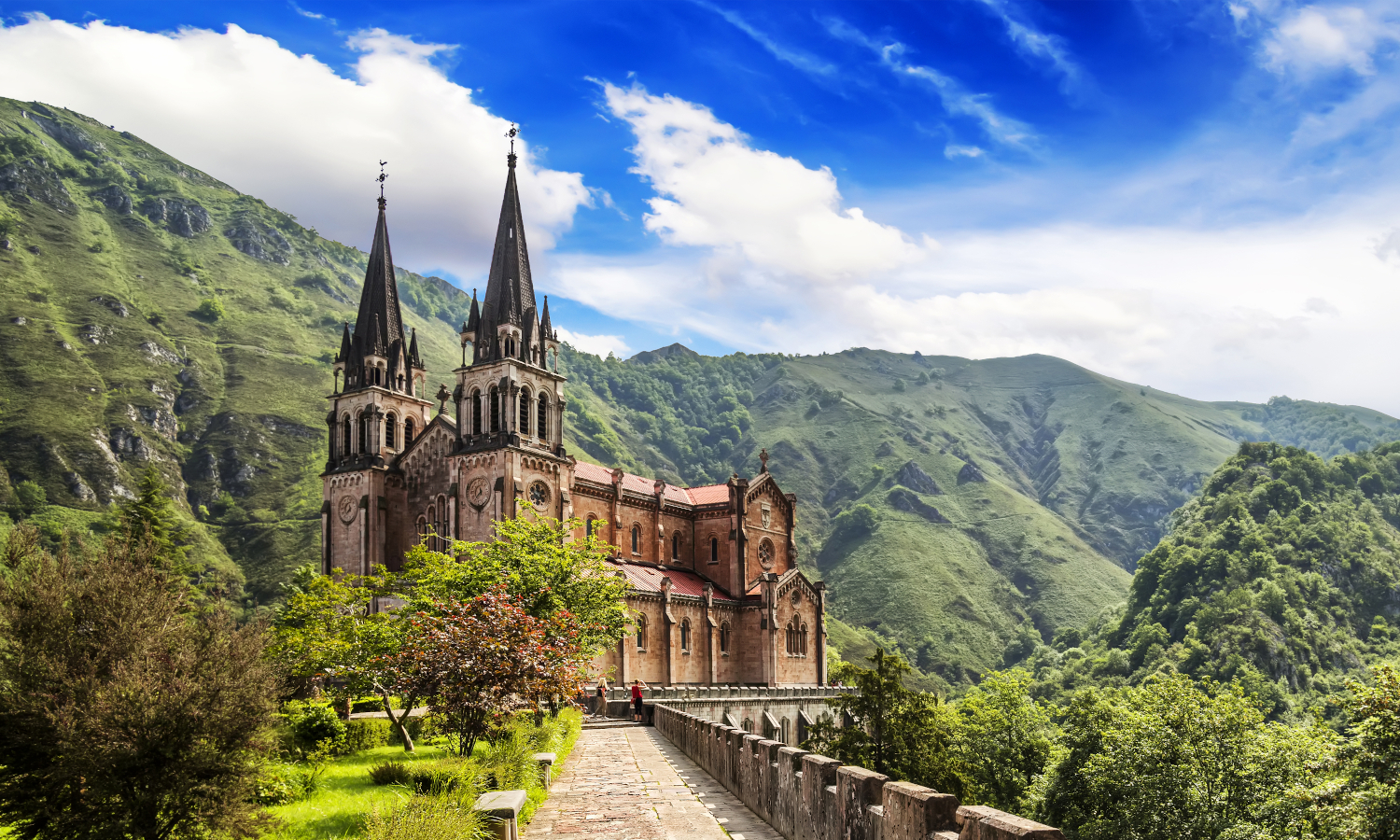 Trip to Covadonga Lakes and Cangas de Onís from Santander Buendía